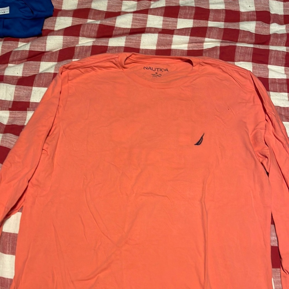 No stains or issues nice t-shirt